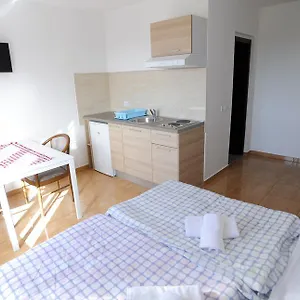 Apartman Deli, Vrsi